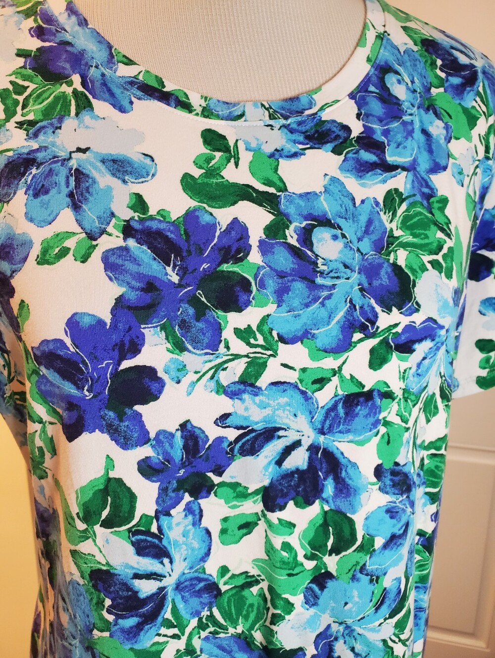 Isaac Mizrahi Blue & Green Floral Short Sleeve Top - Picture 2 of 6